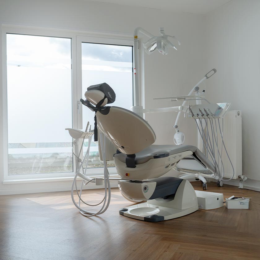 Neugestalteter Behandlungsraum mit Behandlungsstuhl bei NW Zahnmedizin Schwetzingen